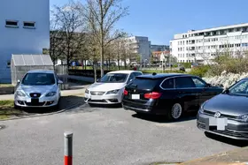 Vier Autos stehen in einem Wendehammer und blockieren die Wendemöglichkeit.