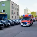 Rettungswagen mit Blaulicht steht vor dem Kinder- und Jugendhaus Bolle, mehrere geparkte Autos und Menschen vor dem Gebäude sichtbar