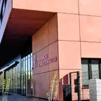 Moderner Gebäudekomplex mit großflächigen Fenstern und der Aufschrift 'FEUERWACHE HOHENSCHÖNHAUSEN' an der Fassade