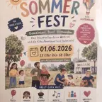 Bunte Einladung zum Sommerfest am 01.06.2026 von 15 bis 18 Uhr mit fröhlichen Menschen, Luftballons, Sonne, Heißluftballon und dem Stadtteilzentrum MOSAIK im Hintergrund.