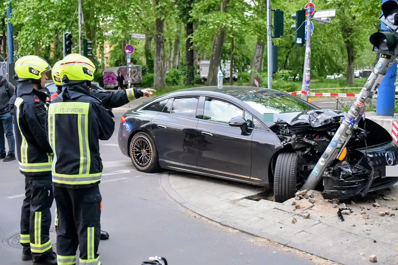 Mercedes-Fahrer weicht E-Scooter-Fahrerin aus und kracht gegen Ampelmast