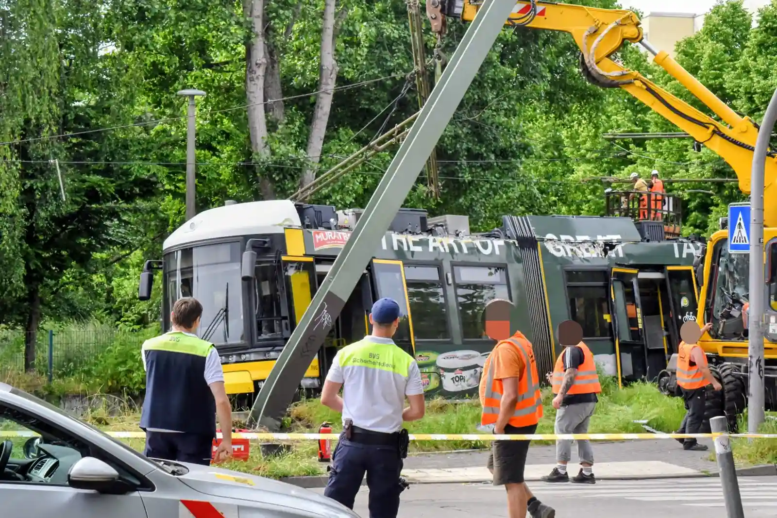 Straßenbahn entgleist in Hohenschönhausen – 20 Verletzte nach Kollision mit Oberleitungsmasten