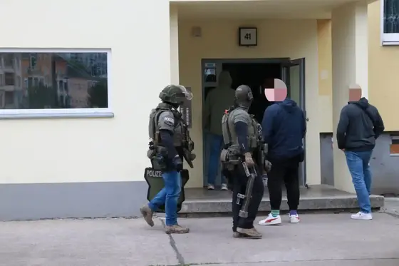 SEK-Beamte in taktischer Ausrüstung betreten ein Wohngebäude.