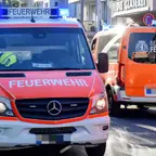 Drei Feuerwehrfahrzeuge der Berliner Feuerwehr stehen auf einer Straße, eines mit eingeschaltetem Blaulicht.