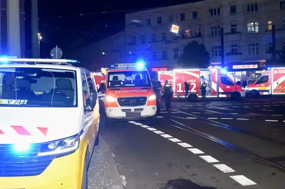Mehrere Einsatzfahrzeuge von Feuerwehr und Rettungsdienst mit Blaulicht stehen nachts an einer Straßenkreuzung