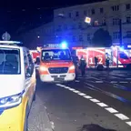 Mehrere Einsatzfahrzeuge von Feuerwehr und Rettungsdienst mit Blaulicht stehen nachts an einer Straßenkreuzung