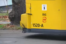 Nahaufnahme der Beschädigungen der BVG-Straßenbahn mit der Nummer 1520-A und den Logos von BVG und VBB.