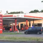 Tankstelle der Marke Star mit mehreren Zapfsäulen und einem schwarzen Van der Polizei auf dem Gelände.