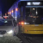 Nächtliche Szene einer Kollision zwischen einem Taxi und einer gelben Straßenbahn mit der Anzeige 'Betriebshof Warschauer'.