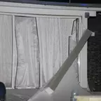 Hausfassade mit zerborstenem Fenster und herausgerissenem Fensterrahmen nach Verpuffungsschaden.