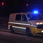 Einsatzfahrzeug der Betriebsaufsicht mit Blaulicht auf einer Straße bei Nacht.